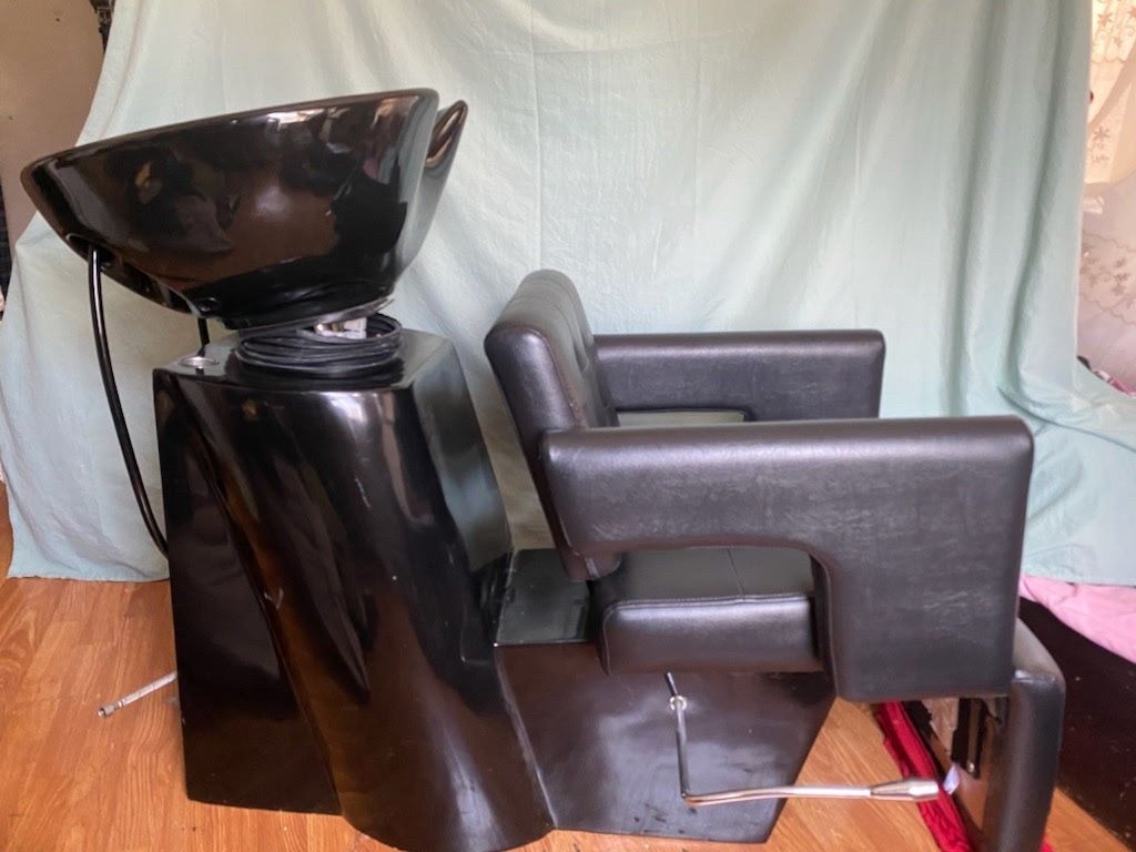 Hair washing station