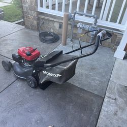 Honda self propelled tear bag mower with 2 blade cutting, has mulch function, starts first pull