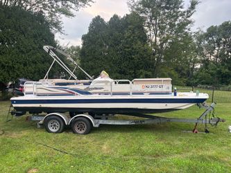 Deck Boat 22’ W trailer