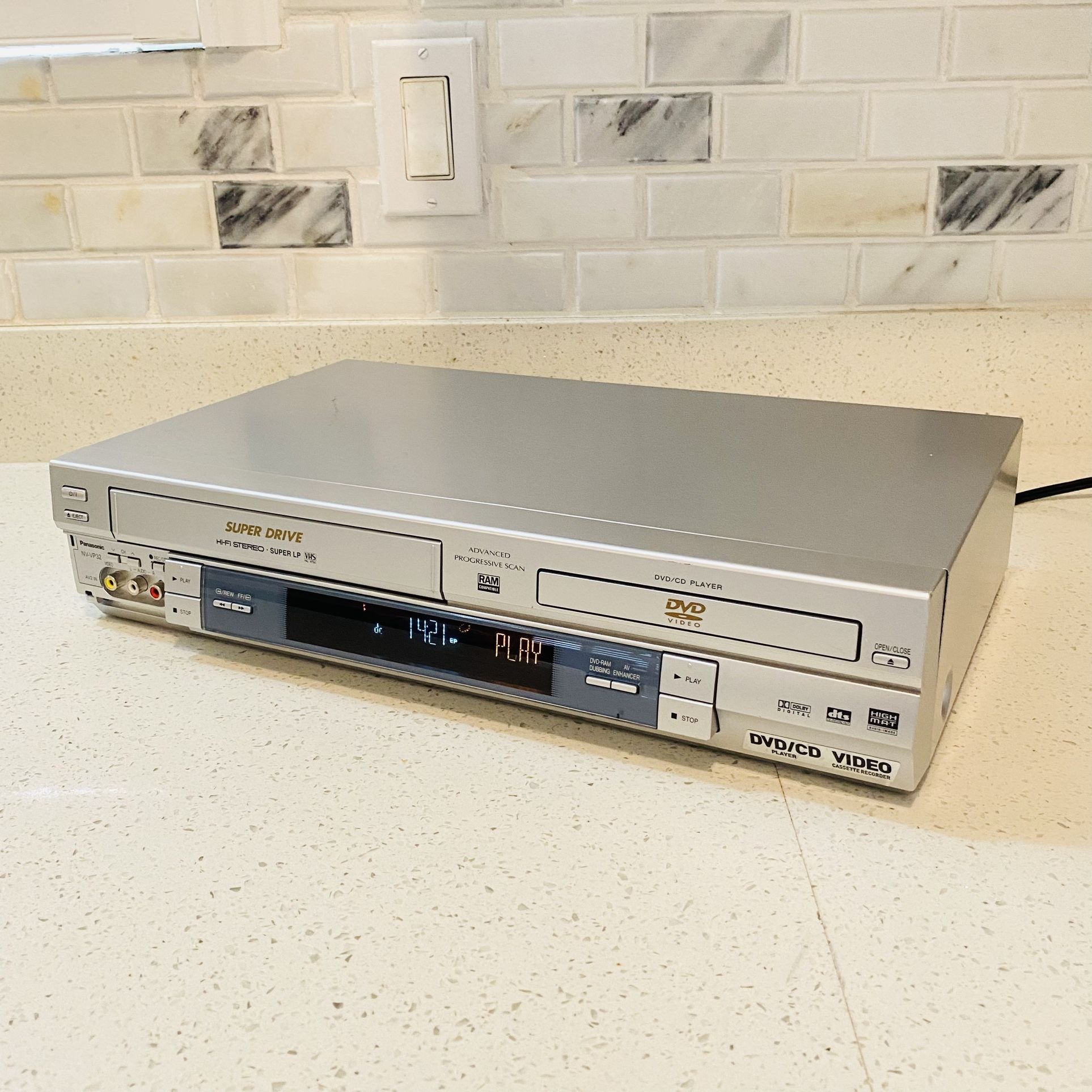 Panasonic NV-VP32 Combo DVD Player/Hi-Fi Super Drive Super LP VHS