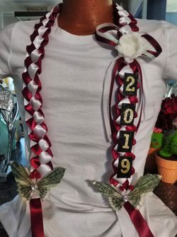 Graduation Lei burgundy and white with butterfly money