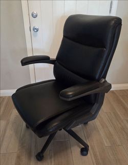 Black  Adjustable Height Swivel LA-Z-BOY Leather Office Desk Chair. 
Used, in very good condition. 

$95