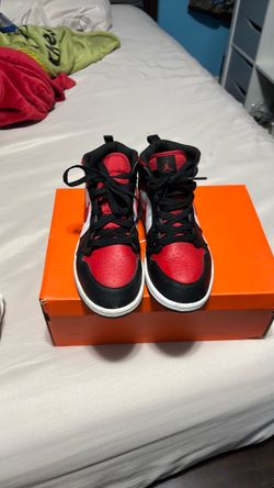 Air Jordan Mids. White/black/red