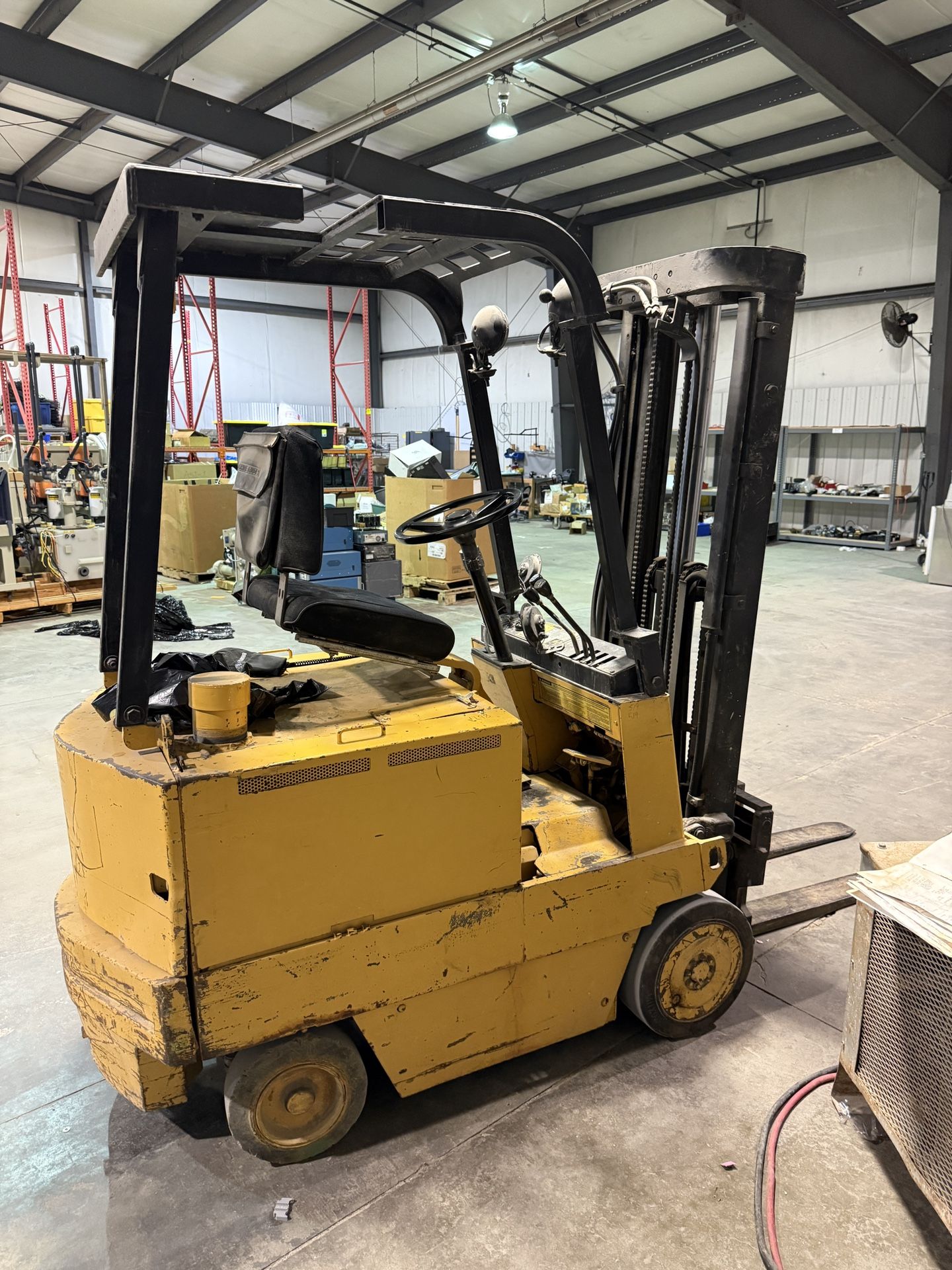 Caterpillar MC 30 Electric Forklift