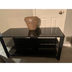 Mesa Larga Para Tv. De Fierro Prensado Con Vidrio Ahumado En Buenas Condiciones $80.00 Dolares 