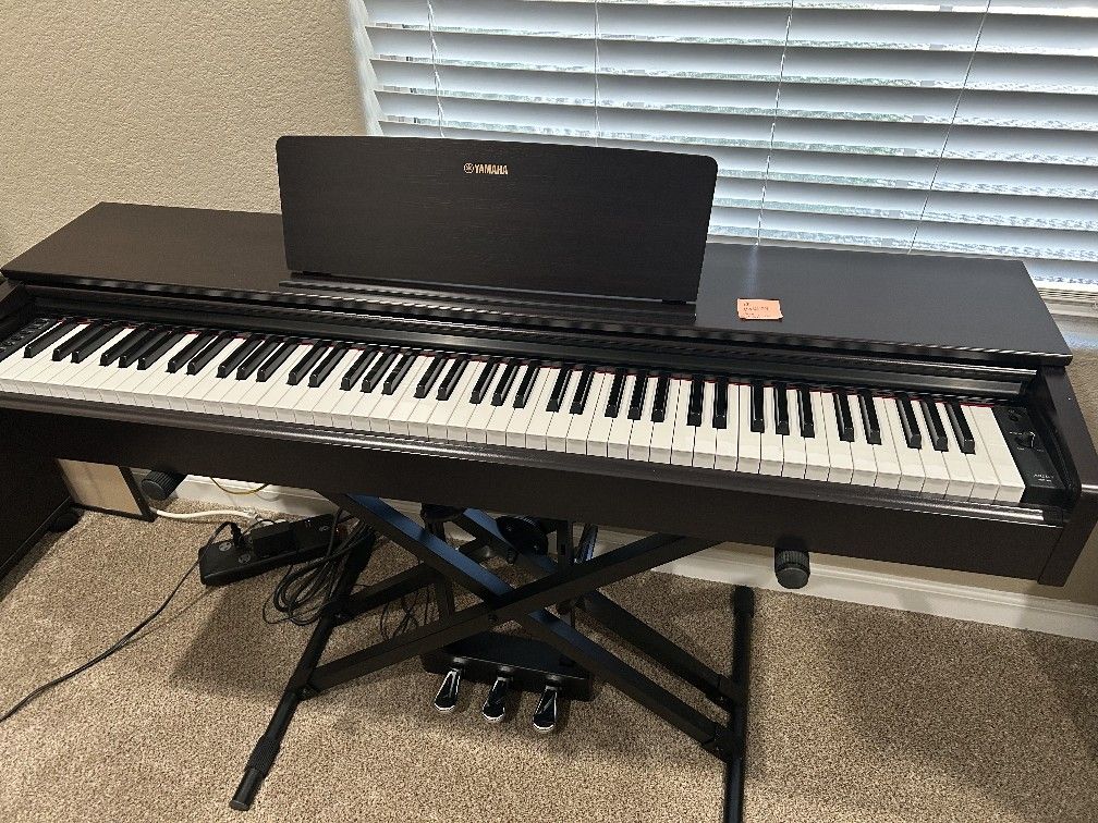Yamaha YDP-143R