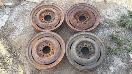 Four 16 Inch Classic Chevrolet 6 Lug Steelies With Hubcap Clips