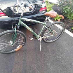 Trek Navigator 2.0 Hybrid Bike