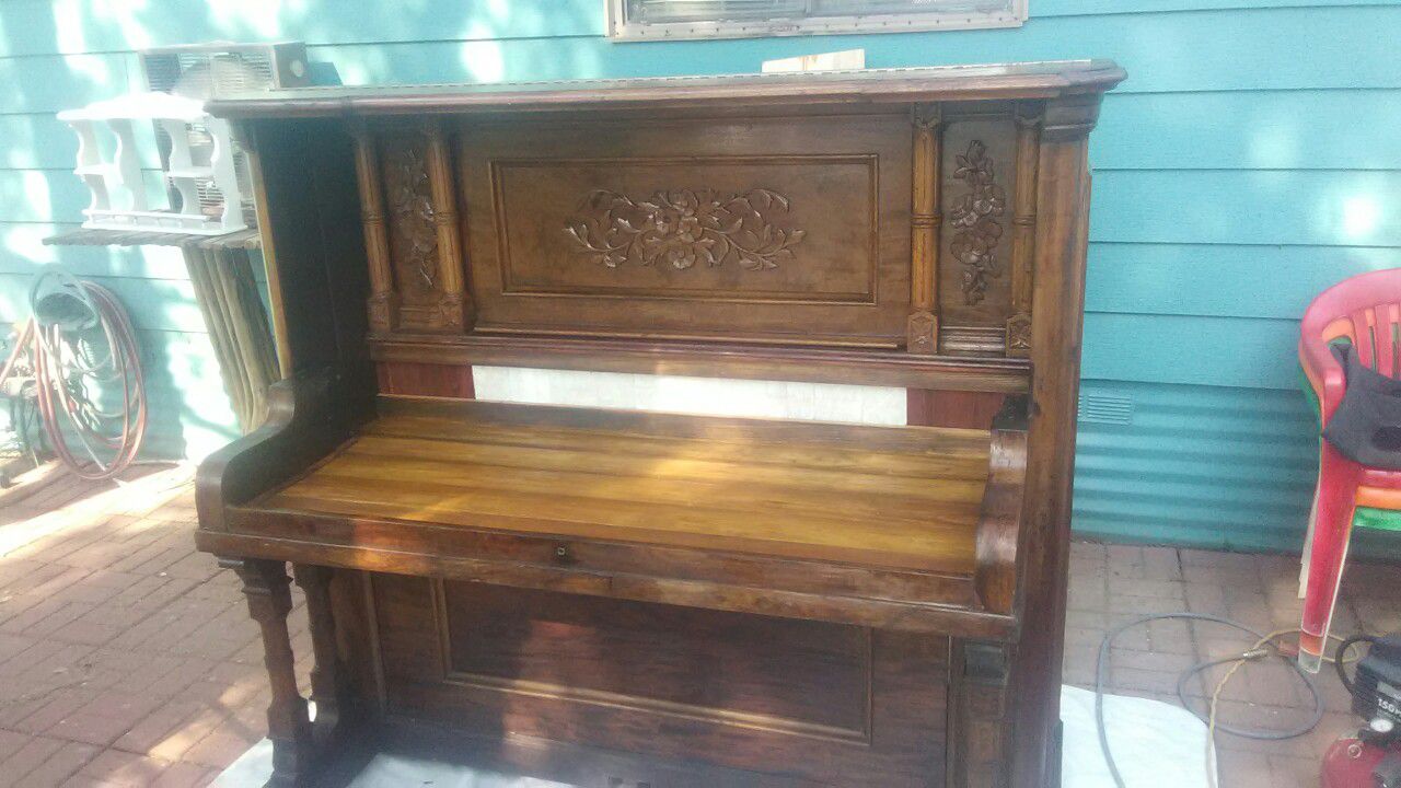 Bar piano