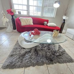 $650... Vendo espectacular set de sala completo en estilo moderno y contemporáneo, en excelente estado:

-Sofá chaise lounge curvo rojo estilo Kagan
-