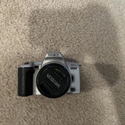 Minolta QTsi Maxuum 35mm SLR Camera 