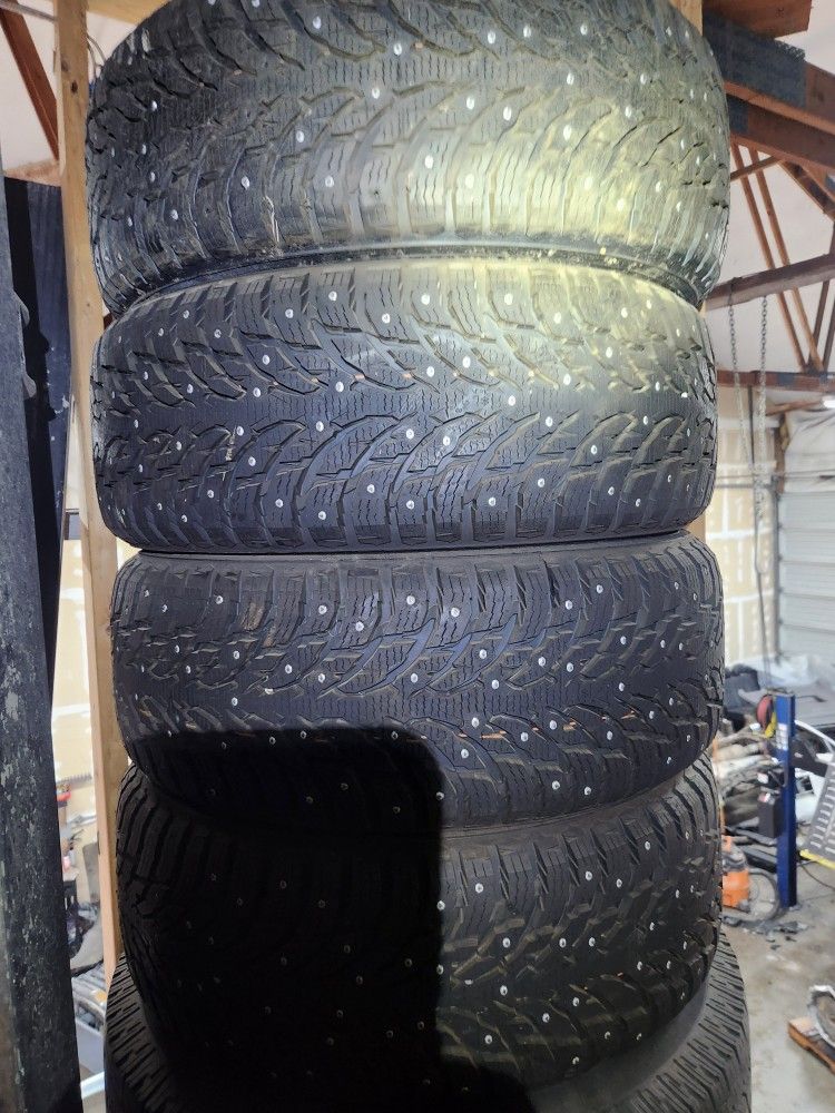 Nokia Hakka Peliitta R5 SUV Tires 245 60 R18 Brand New Studded