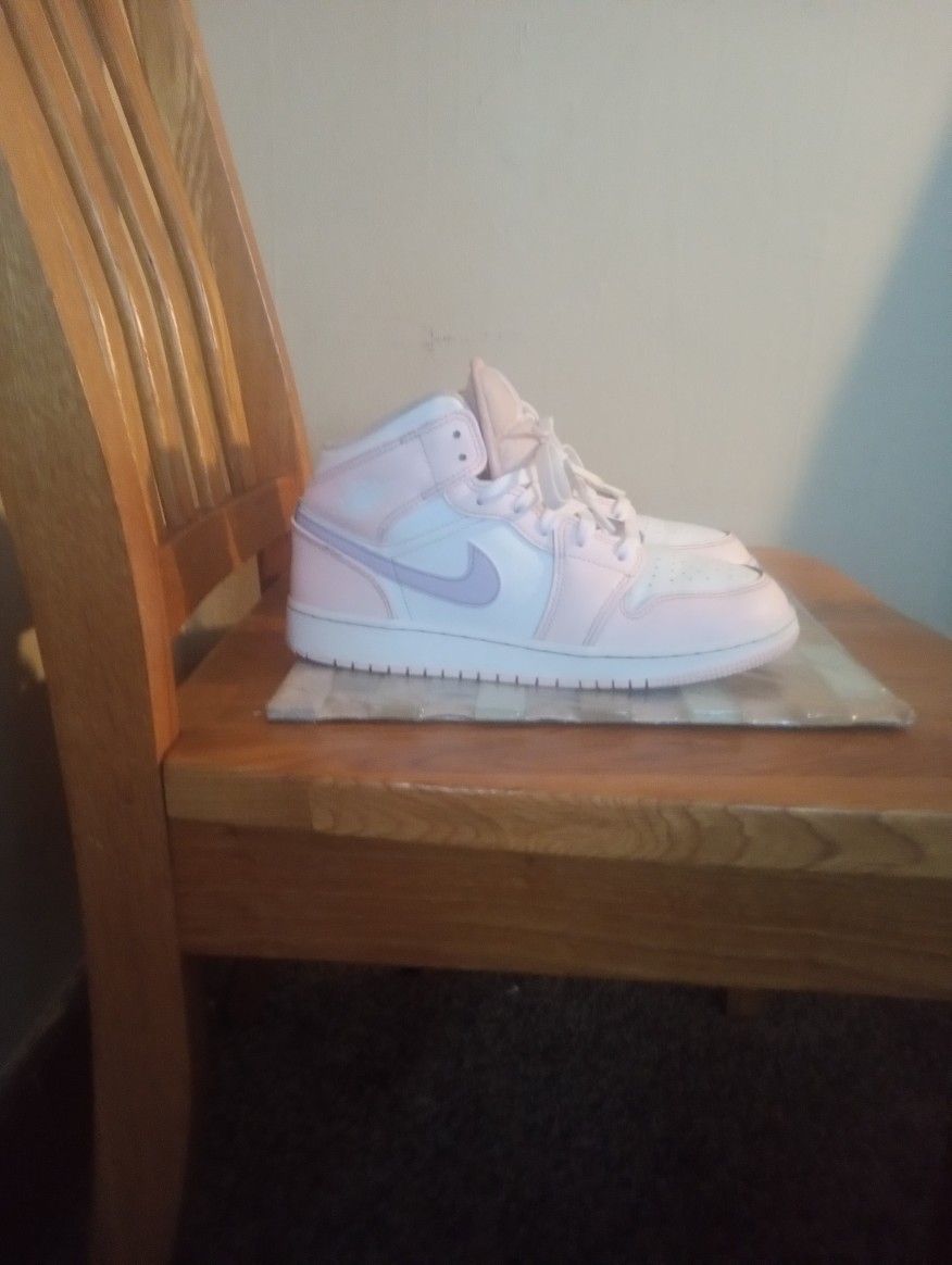 Lady's Jordans 1s 