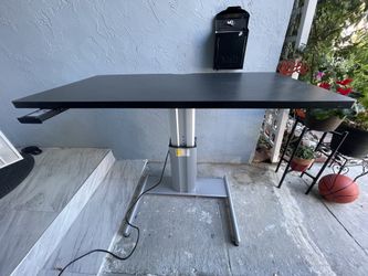 Electric standing desk