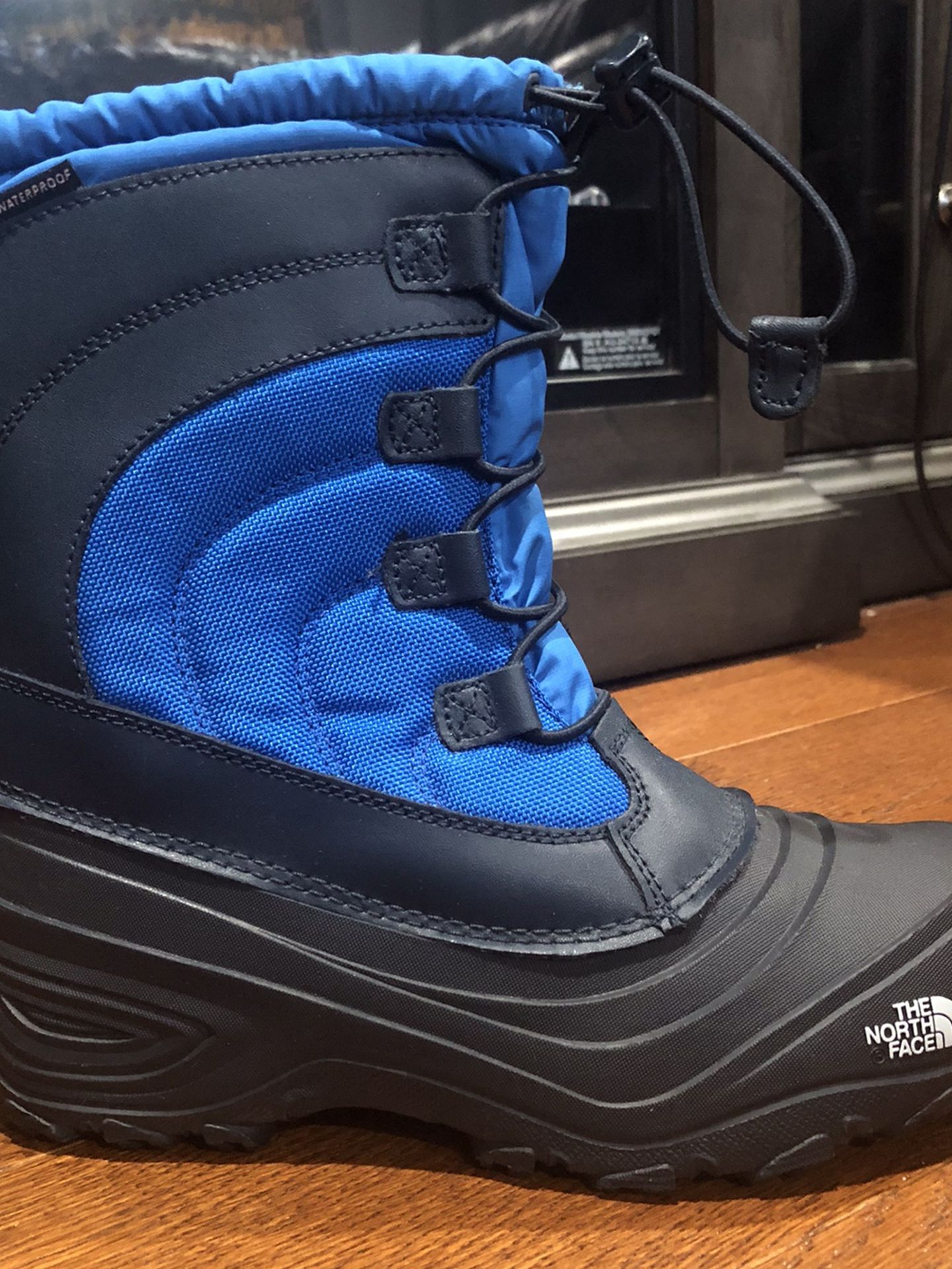 New NorthFace Boys Snow Boots ( Size 6Y)