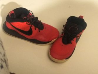Nike team hustle boys basketball shoes