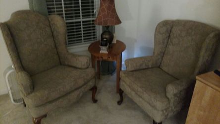 2 chairs with end table and lamp