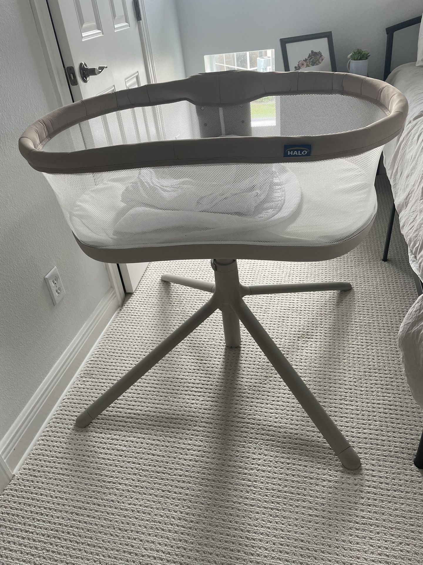 Halo Swivel Bassinet