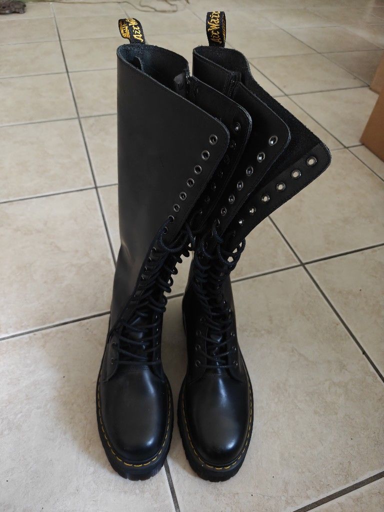 DR. Martens Size 12M