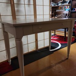 White Table/Desk