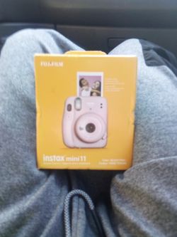 FUJI FILM INSTAX MINI 11 ( Polorid Style Camera) 