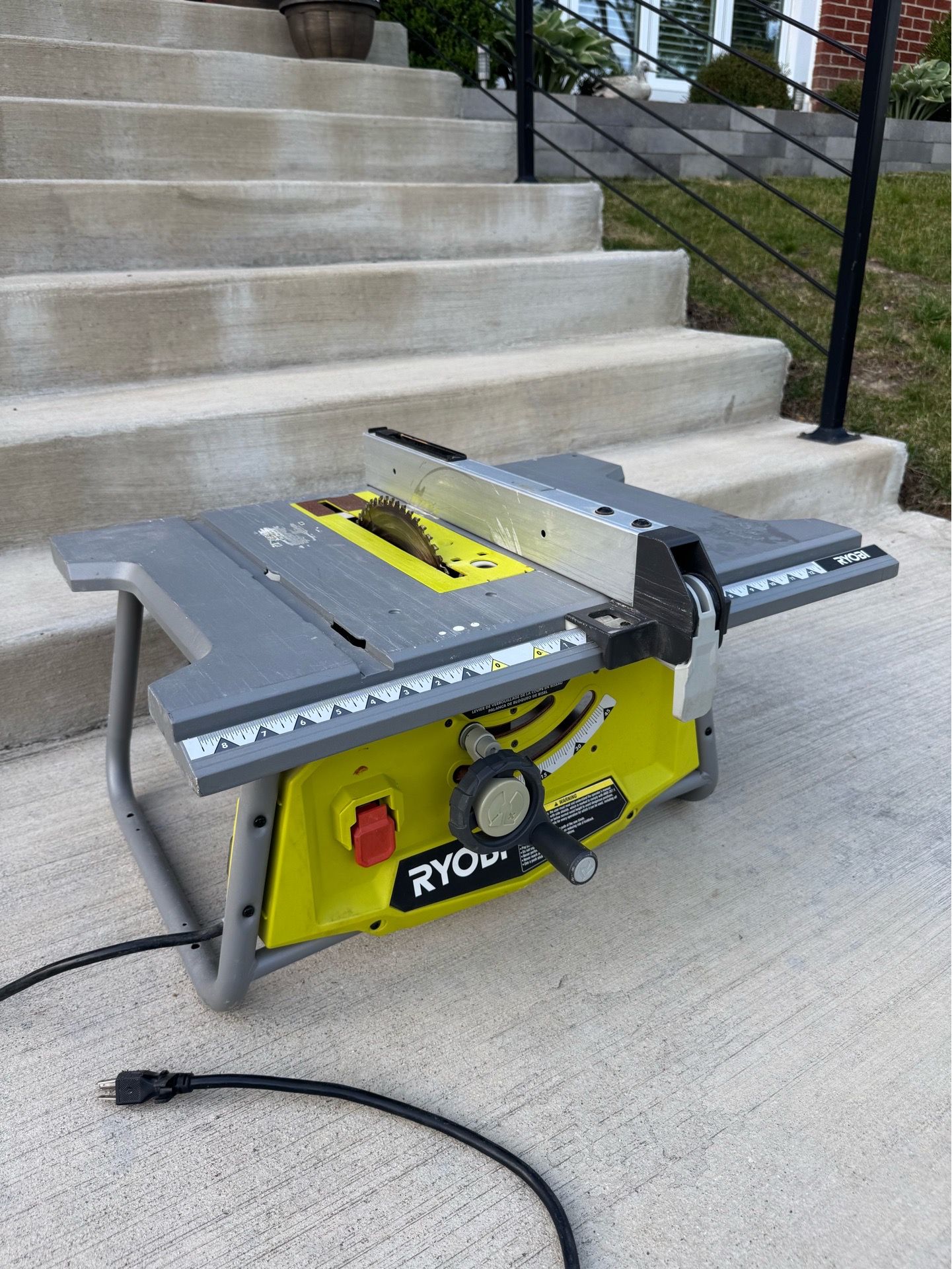 RYOBI Table Saw RTS11 15 Amp 10-in