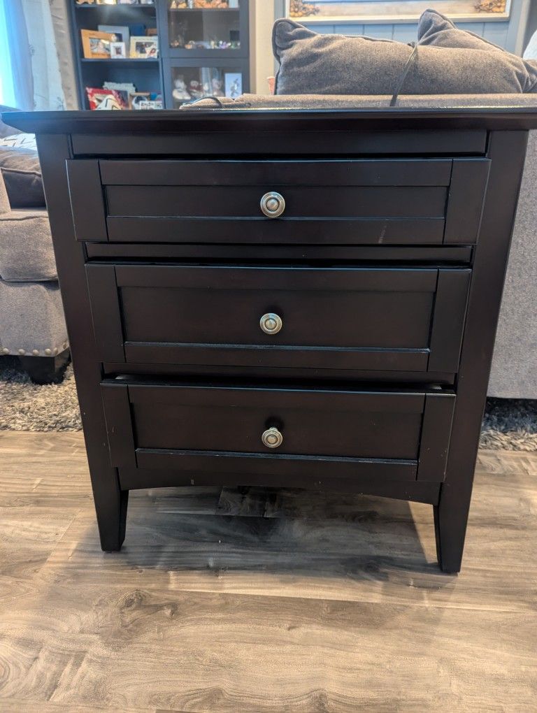 Nightstand/Dresser Free