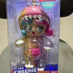 XOX Kweenie Deluxe “Kween of Rawr” 250% Figurine