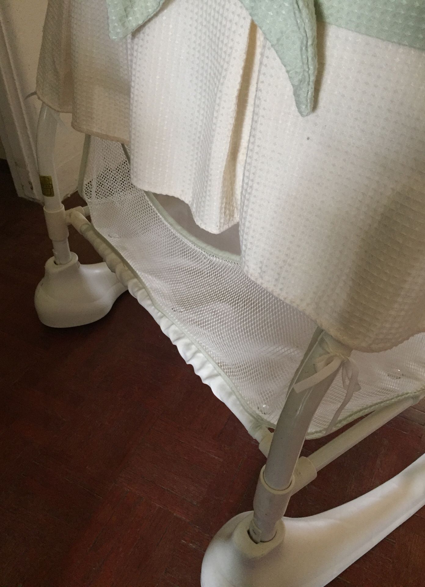 Kolcraft cuddle n care light cheap vibes mobile rocking bassinet assembly