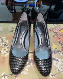 Elegant Black Croc-Embossed Heels – Like New