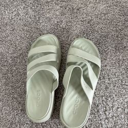 women's crocs, size 5