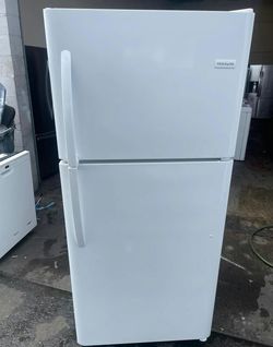Frigidaire White Top Mount Refrigerator - Clean & Efficient