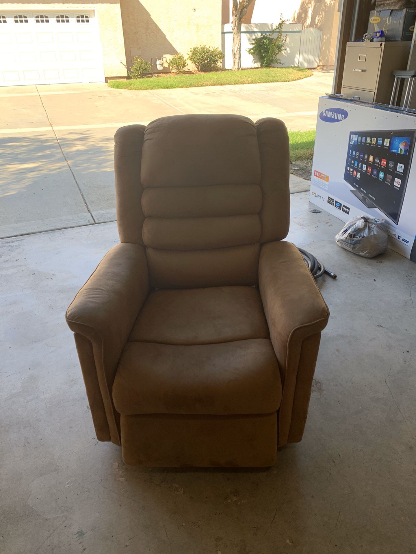 Electric reclinable sofa / lift chair