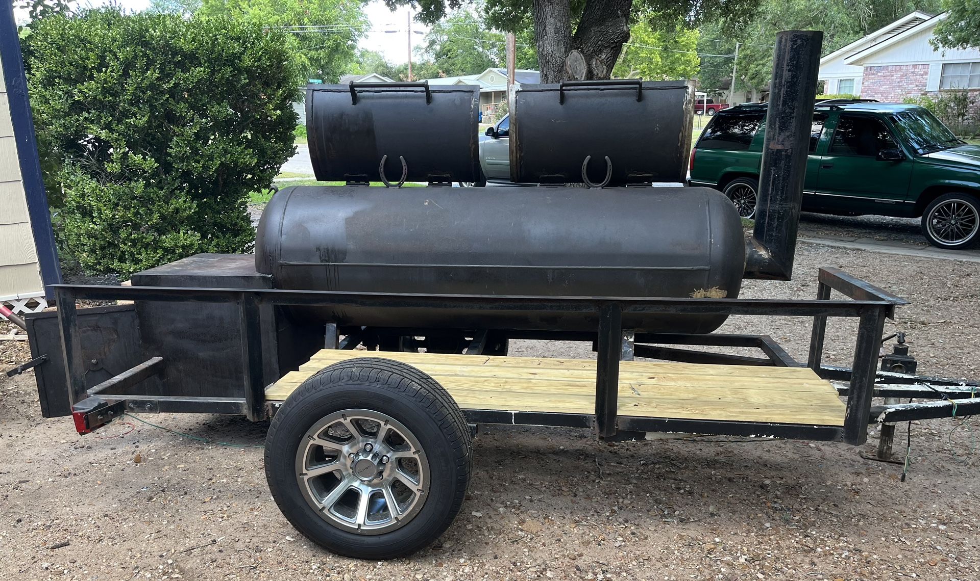 Offset Smoker /charcoal With 4 Wheels In Tires for Sale in Hockley, TX OfferUp