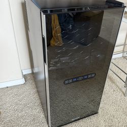 Wine Enthusiast -  Wine Fridge / Wine Cooler - Top Section Works. - Use The Top Half Or Use For Parts 