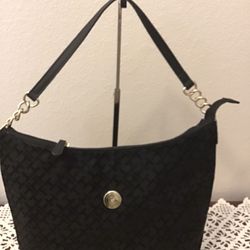 Tommy Hilfiger Black Canvas Shoulder Bag.  Purse Like New! Cartera o Bolso Negro de Tommy Hilfiger Excelente Condición .  (Se Habla Español)