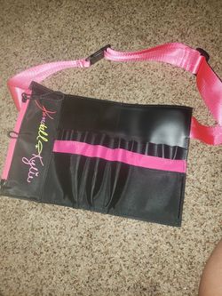 Artist makeup pouch