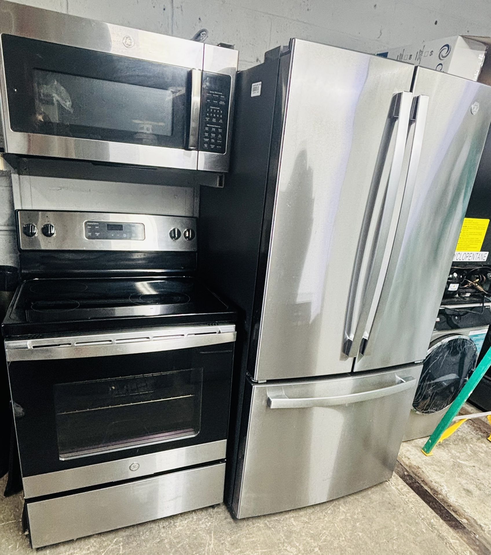 GE refrigerador, stove, and microwave set 