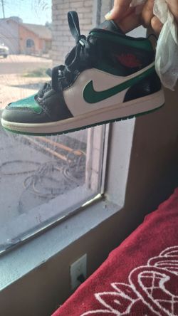 Jordan 1s Mid green  toe