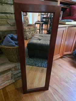 Wall mountable jewelry armoire cabinet