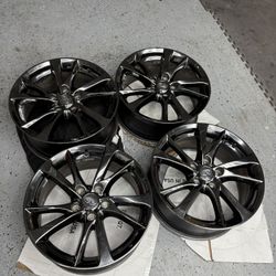 17” Dark Chrome Infiniti wheels 
