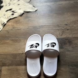 Black and white nike slides, Size 8 women