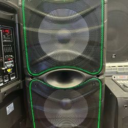 Double 12" Woofers.  Loud Kareoke Bluetooth Party Speaker With Great Bass.  Free 🎤