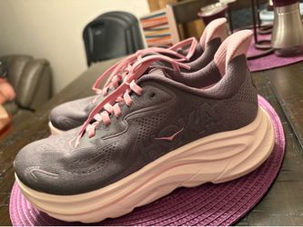 WOMEN’S HOKA CLIFTON 8.5 B