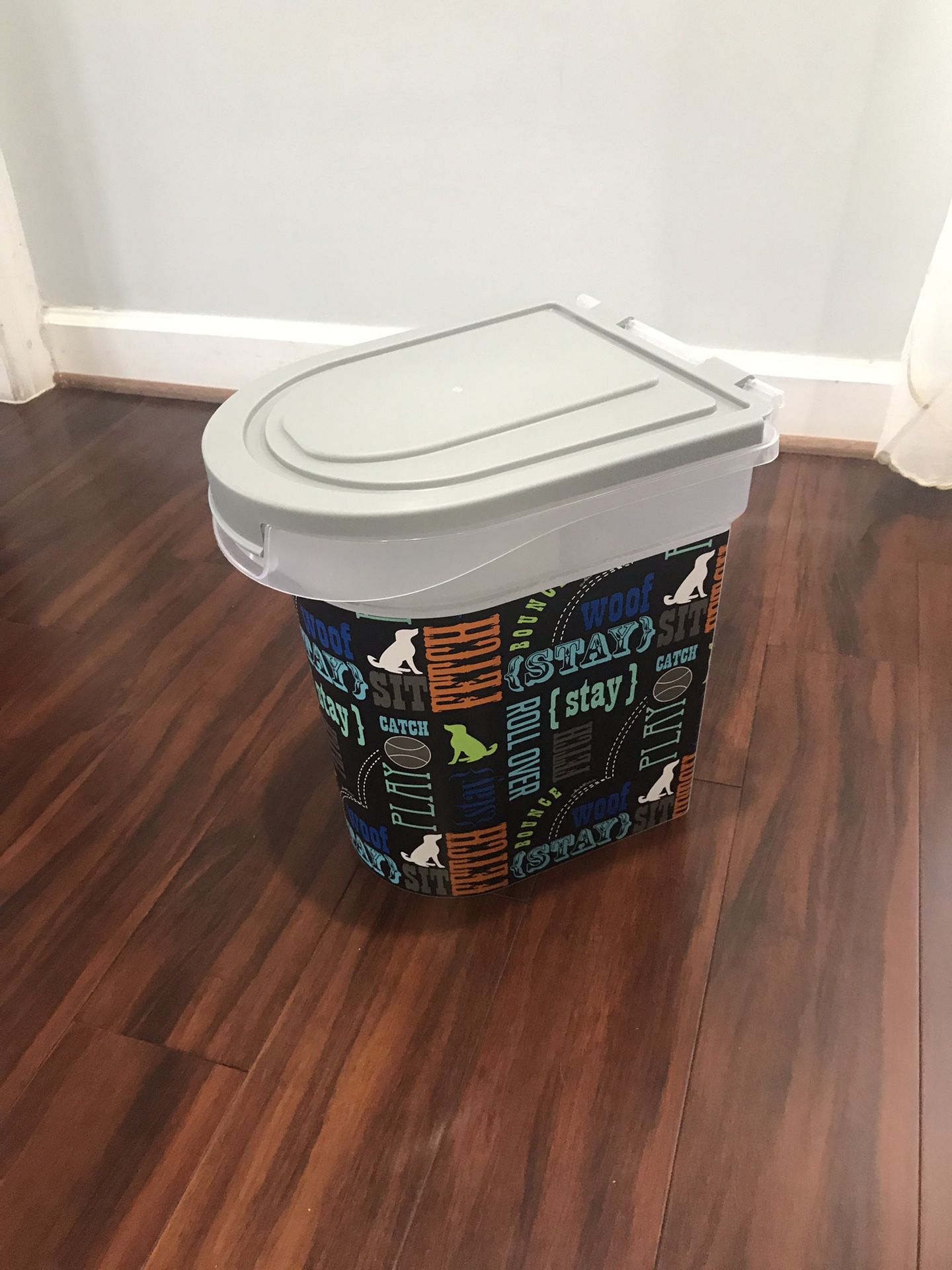 Dog food container for 15 pounds