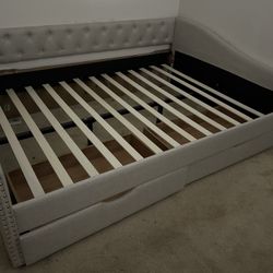 Full Size Day Bed With Storage