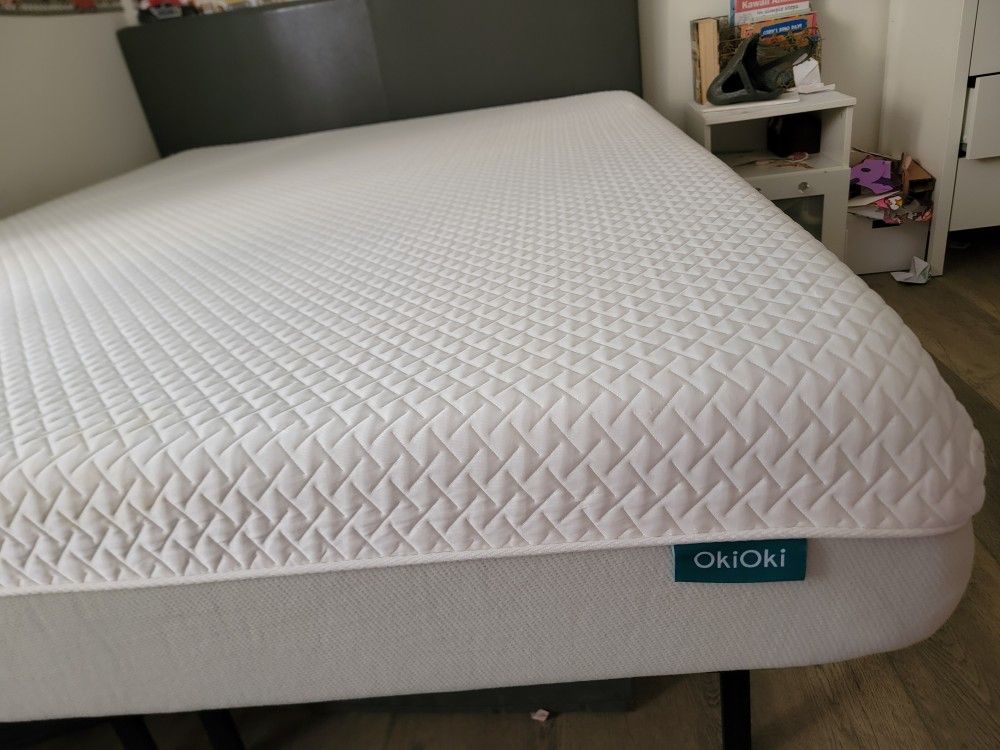 OkiOki 11 Inch OkiEasy Hybrid Pocket-Coil and Foam Queen Mattress Like New
