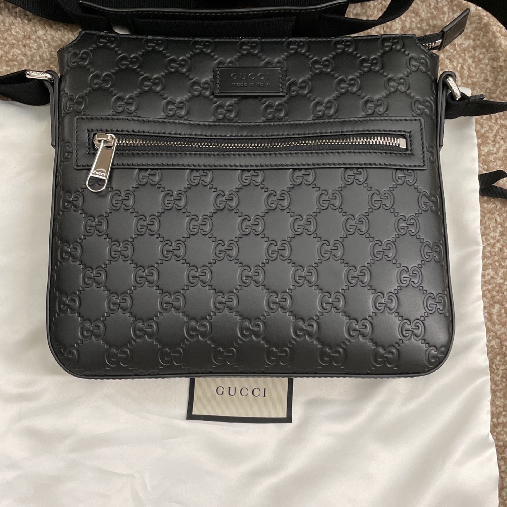 Gucci Mens Signature Messenger In Black Leather
