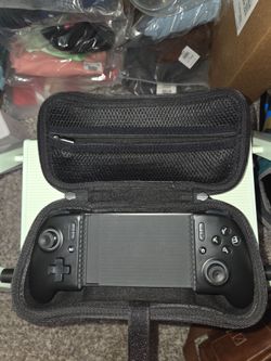 Backbone mobile controller with carrying case