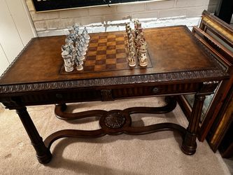 VINTAGE WALNUT CHESS/LIBRARY TABLE WITH ENGLISH KNIGHTS CHESS SET